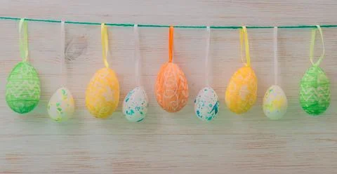 Row of Easter eggs in row hanging on ribbons. Decoration for Easter. Foto stock