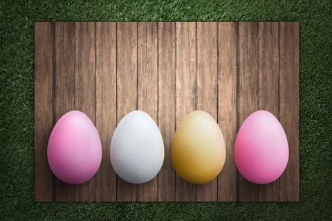 Row of Easter eggs on wooden plank Foto stock