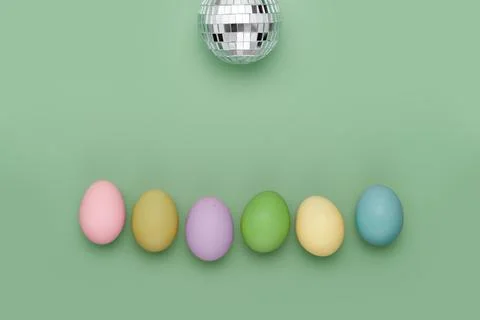 Row of eggs under disco ball. Fun Easter background Foto stock