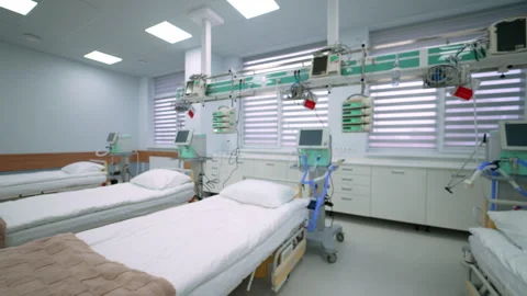 Row of empty hospital beds in modern intensive care unit Stock Footage 332044511