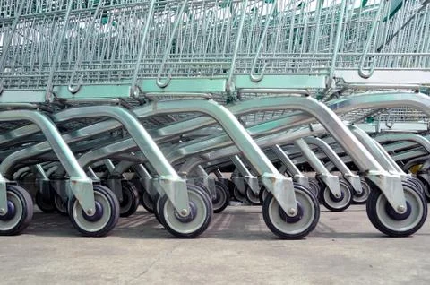 Row of empty shopping carts in big supermarket 库存照片