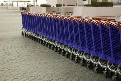Row of empty shopping carts in the big supermarket Foto stock
