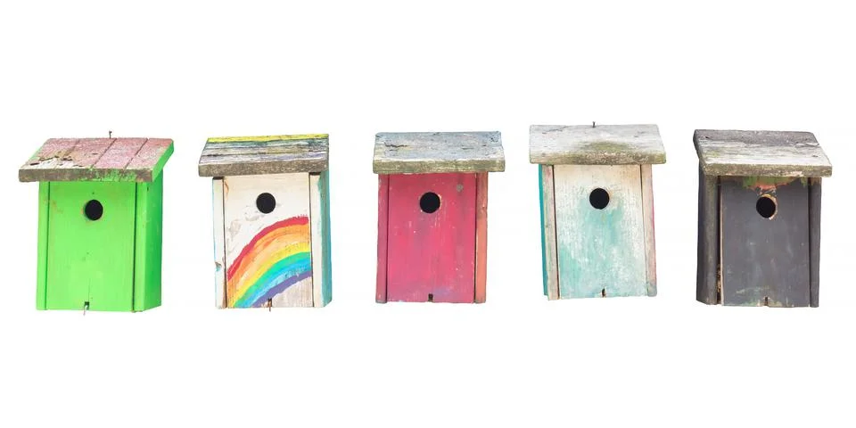Row of five weathered hand painted wooden bird houses isolated on white 库存照片