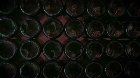 Row of flickering empty beer bottles Stock-Footage 95759368