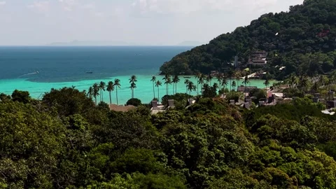 Row of iconic tall palm trees lining a white sand beach in a tropical Thai Vídeos de archivo 331116412