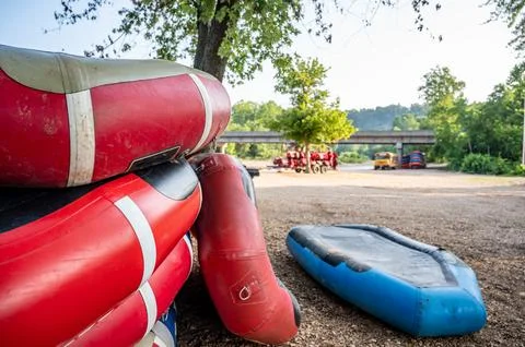 Row of inflatable rafts at the beginning of a float trip on a river. Foto stock
