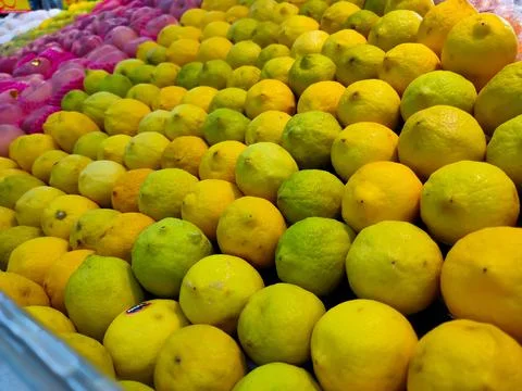 Row of lemon on store Stock Photos