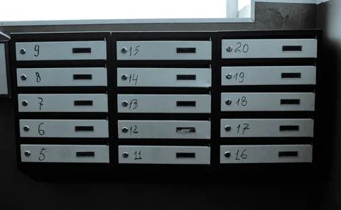 A row of mailboxes with numbers on them.  Foto stock