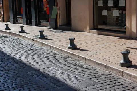 A row of metal posts to block the sidewalk to prevent parking in the center o Foto stock