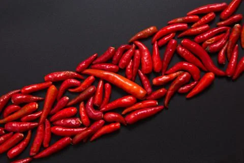Row of non-stem red bird eye chili peppers Foto stock