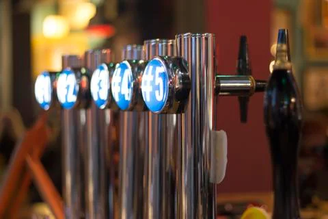 Row of numbered daught beer taps Foto stock