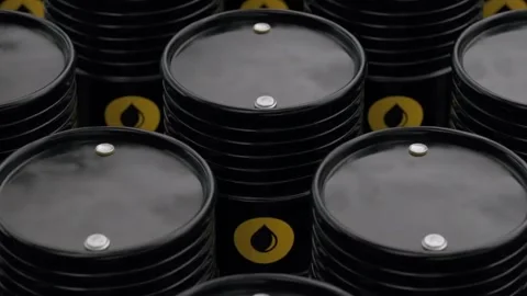 A row of oil barrels in the background. 3D animation of storage and production. 動画素材 334030943