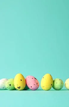 Row of painted colored easter eggs on blue background. Foto stock