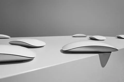 A row of PC Mouse devices resting on a smooth, reflective surface. Foto stock