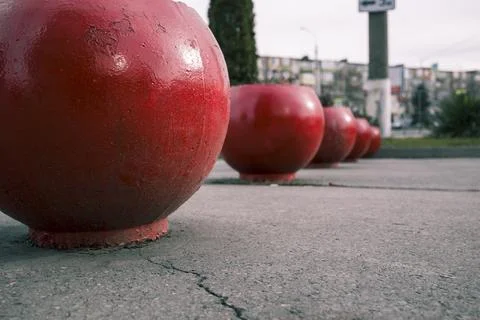 Row of red stone flowerbed as decor elements near shopping center Foto stock