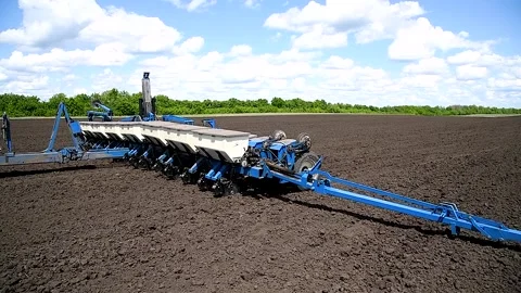 Row seed drill grain. Seed sowing device. Vidéo 253085509