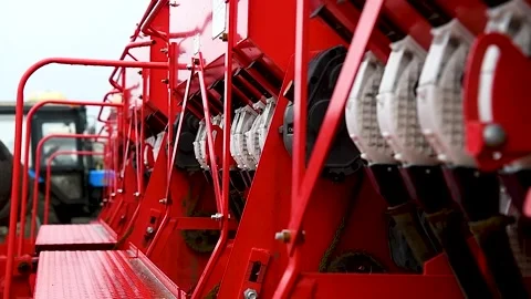 Row seed drill grain. Seed sowing device. Vidéo 253666485