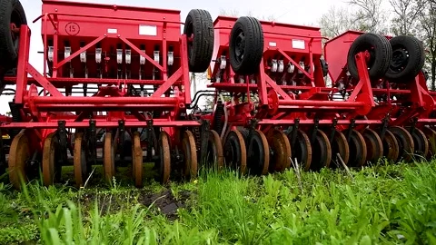 Row seed drill grain. Seed sowing device. Vídeo Stock 253666489