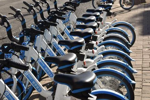 A row of shared white and blue Hello Bikes in Luoyang, Henan Province, China Foto stock
