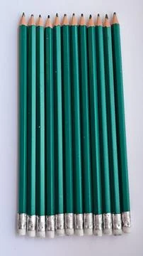 Row of Sharpened Green Graphite Pencils with Erasers Foto stock