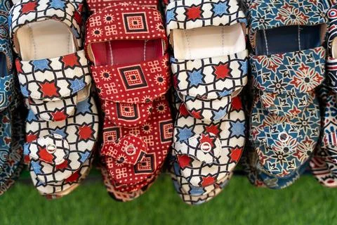 A row of shoes with different patterns and colors. in Chennai Stock-Fotos