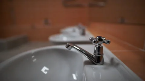 Row of sinks complemented by huge mirror in public toilet of school Vídeo Stock 280906046