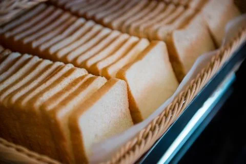 Row of sliced bread in basket Foto stock