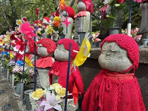 A row of small, stone Jizo statues at Zojoji Temple 스톡 사진