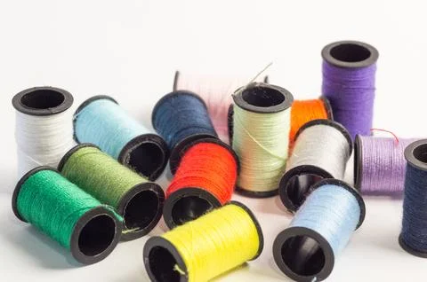 A row of spools of colored thread for the background. Foto stock