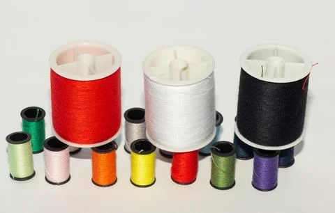 A row of spools of colored thread for the background. Foto stock
