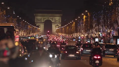 Row of traffic along the Champs Elysees at night Stock Footage 134681967