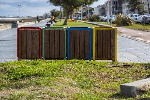 A row of trash cans are lined up on a sidewalk Stock-Fotos