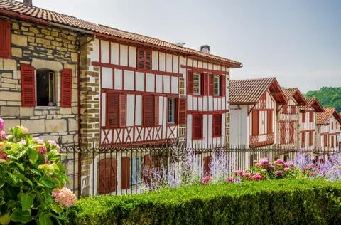 Row of typical Basque cottages in La Bastide-Clairence Stock-Fotos