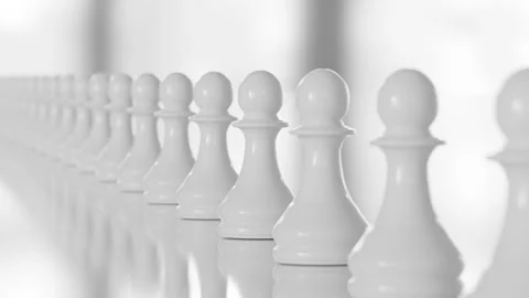 Row of White Chess Pawns in Perspective 3d render looping animation Stock Footage 299462143