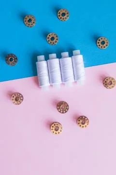 Row Of WhiteThread Spools and Small Bobbins Of Thread Used In A Sewing Machine Foto stock
