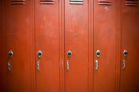 A row of worn down old red lockers. the lockers look old and worn down. Foto stock