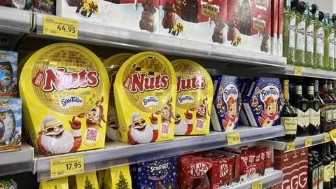 Row of yellow packaging of Nuts chocolate, Bon Pari candies 스톡 사진