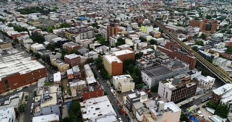 Rowhouse rooftops along the Bushwick elevated line Stockbeeldmateriaal 91993448