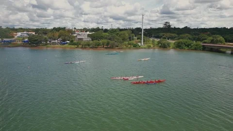 Rowing and outrigger canoe training on Paranoá Lake in Brasília Distrito Federal 库存影片 333621397