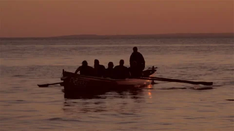 Rowing boat coming into shore Vídeo Stock 39736662