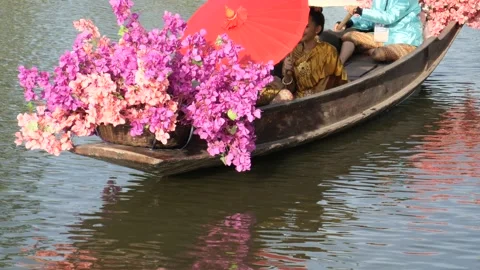 Rowing boat at floating market Stock Footage 257542003