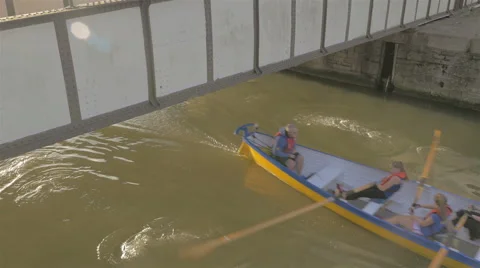 Rowing boat going under Princes St Bridge Vídeo Stock 41435194