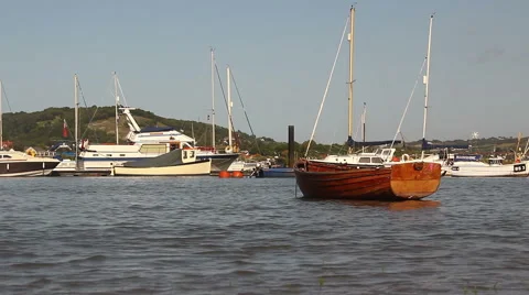 A rowing boat swaying while anchored in open water on the River Conwy, Wales Vidéo 43733474