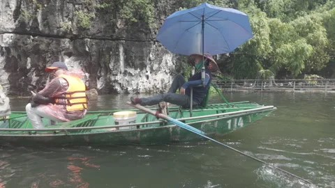 Rowing boat using feet at Tam Coc river 库存影片 290133144