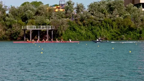 Rowing crew and coxswain training on Guadalquivir River in Seville Stockbeeldmateriaal 336101039