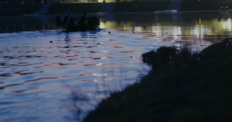 Rowing team creating waves at dusk 스톡 동영상 332511458