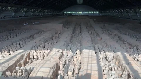 Rows of Ancient Terracotta Warriors in Pit 1 Museum, Xi'an, Shaanxi Vídeo Stock 337093300