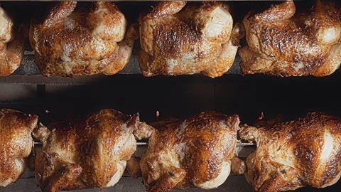 Rows of Authentic Peruvian Rotisserie Chicken Roasting on a Spit Vídeo Stock 344985499