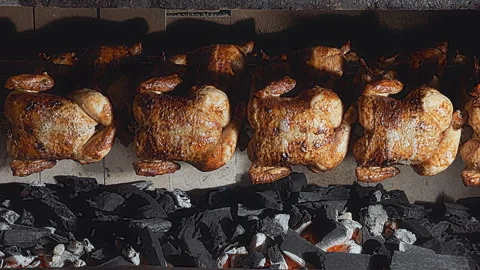 Rows of Authentic Peruvian Rotisserie Chicken Roasting on a Spit Vídeos de archivo 344985716