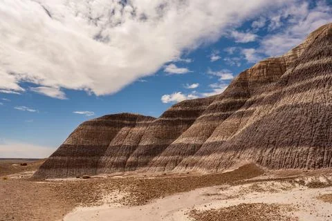 Rows Of Badland Formations Under Cloudy Sky Foto stock